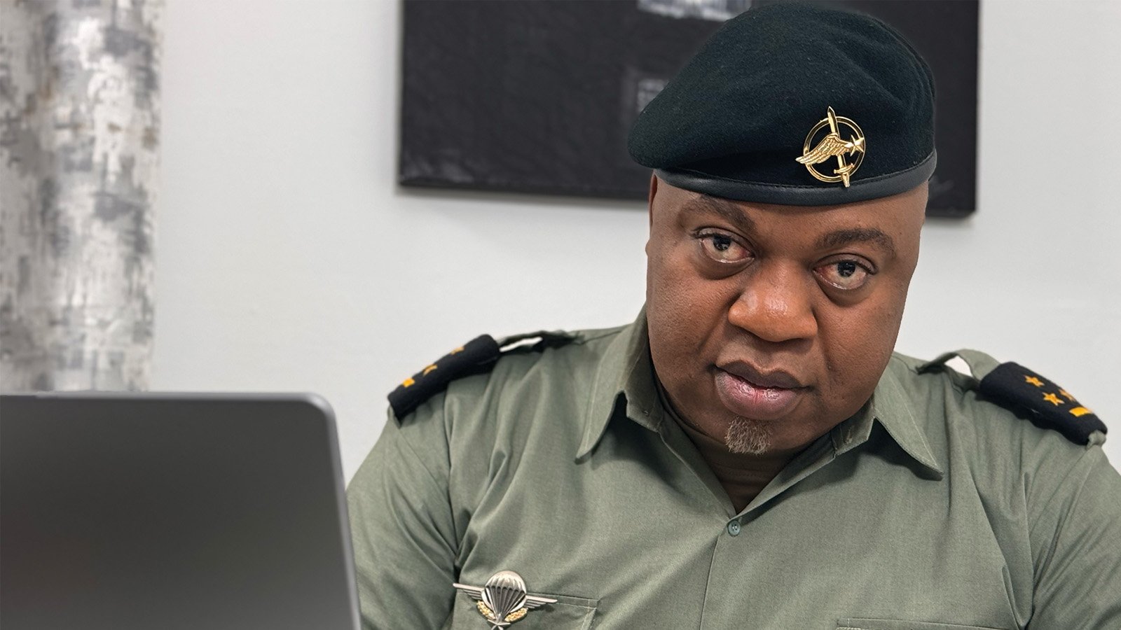 Joshua Nkombe en uniforme